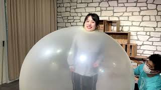 巨大な風船の中に入る（１）【アップデート動画】Going inside a giant balloon (1).