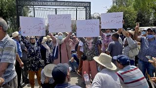 Tunisia: Ennahda party supporters protest the Parliament's suspension