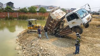 Unexpected! The driver neglected for a minute, just pouring the ground, causing the car to overturn.