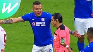 Referee deflects almost certain goal in Mexico | News | 2020/21 | WeShow Football
