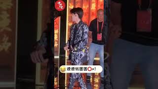 TFBOYS王源 央視秋晚錄製後台花絮  源哥現場上演轉圈神功，話筒轉完小源轉