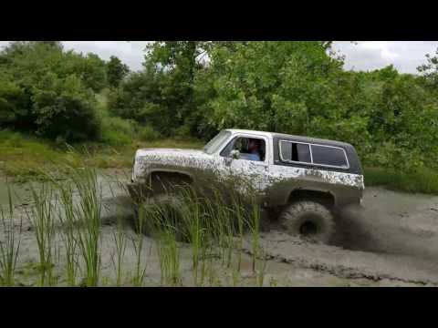 Chevy K5 Blazer on 44 boggers mudding Chevy K5 Blazer on 44 boggers mudding