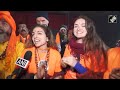 goosebumps guaranteed foreigners recite ‘mahishasura mardini’ stotram at prayagraj maha kumbh 2025