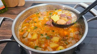 Bohnensuppe ist herzhaft, wärmend und das perfekte Suppenrezept für regnerische Tage!