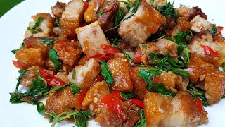 กับข้าวกับปลาโอ 650 : ผัดกะเพราหมูกรอบ (หมูกรอบสูตรเร่งด่วน)  stir fiied crispy pork with holy basil