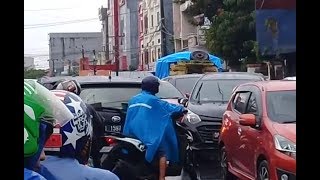 Tak Ada Mau Mengalah,  Begini Kemacetan Terjadi di Perempatan JL Veteran   Sungai Saddang