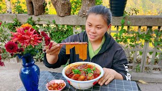 今天用魔鬼椒打底，煮一鍋鹵肉和寬粉，配上泡椒吃肉嗦粉爆辣過癮Today have braised pork and rice noodles