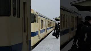 雪の吉都線えびの飯野駅上り列車と高校生達その2