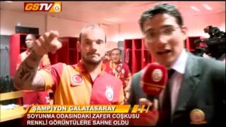 Sneijder groet vrienden uit Utrecht tijdens feestvreugde Galatasaray