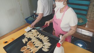 A couple masters of dumplings who have baked homemade dumplings for 200 won for 40 years!