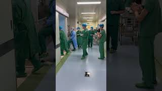 医生为什么都倒着走 #hospital #doctor #健康