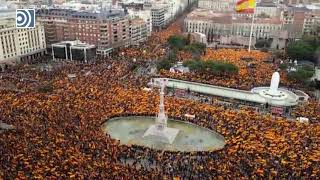 Suena el himno de España en una plaza de Colón desbordada contra Pedro Sánchez