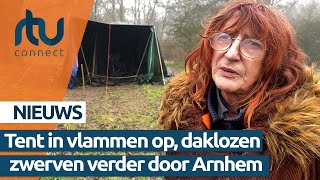 Daklozen in tenten op stadsblokken