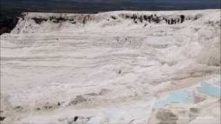 PAMUKKALE , TURCJA - CUDA NATURY . WAPIENNE TARASY, NA LIŚCIE UNESCO