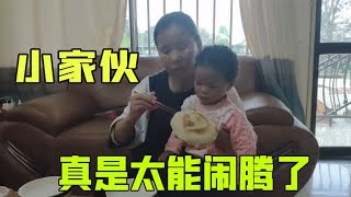 河南王老太在非洲：非洲小孙女一大早就闲不住，看看她在干啥？