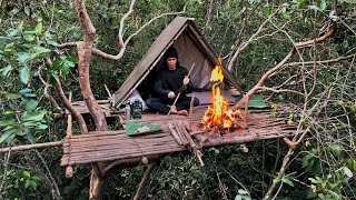 Solo bushcraft and camping - building 10m survival shelter on the tree - cooking
