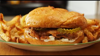 How To Make An AMAZING Fried Chicken Sandwich #shorts