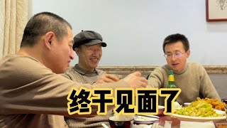 长途跋涉终于到大姑家，姐妹俩居然30年未见，姑父安排下馆团聚！