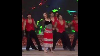 Chammak Challo ~ Kareena Kapoor Khan Dance Performance