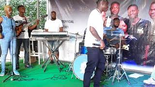 How Ovie Alaka wowed zlatan ibile on stage with the magic fingers..