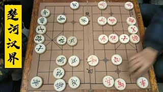 中国象棋： 红方送中兵赢得主动，送三路兵陷入被动，黑平炮闪击，车炮组杀妙