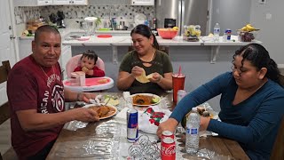 Mi Esposo Así disfruta su comida y ablando como la están pasando por California