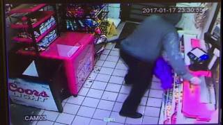 Man robs gas station with shotgun in Mobile