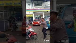 Viral polisi ikut tik tok juga😁