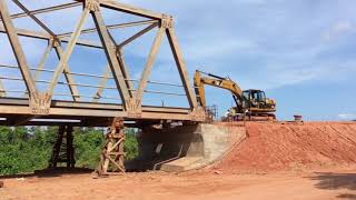 Boven Digoel - Pekerjaan pemasangan jembatan rangka baja part 4