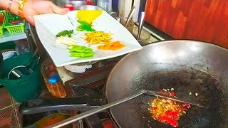 Amazing Thai street cooking : spicy / drunken instant noodles with seafood (mama pad kee mao tal-e)