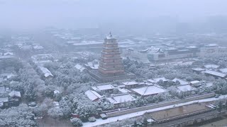 “忽有故人心上过，回首山河已入冬。两处相思同淋雪，此生也算共白头。”