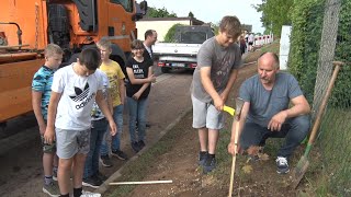 PUNKTum Viertklässler pflanzten in Mansfeld Bäume