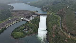 DRONE FLAGRA MOMENTO EXATO DA ABERTURA DAS COMPORTAS NA USINA HIDRELÉTRICA DE FURNAS - 4K