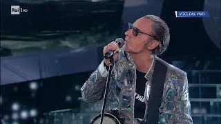 Giovanni Vernia è Luca Carboni: