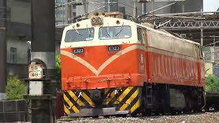 06/23/2022 台鐵 7502次 散裝貨列 本務E323電力機車 桃園通過 / TRA GE E42C leading manifest train, Taoyuan pass through