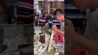 This is the capital of Chinese agarwood, where a large number of agarwood workers are cutting Kynam.