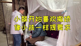 小翠开始喜欢撒娇了，看见阿金心疼她，故意像小孩一样提要求