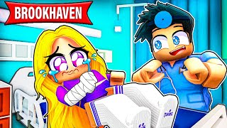 Un docteur ME SAUVE LA VIE dans Roblox Brookhaven Rp !