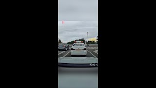 駕校教練車十字路口上演彈簧跳搞笑駕校學車