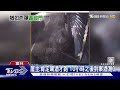 撞壞鐵門180度甩飛 駕駛8秒鐘下車落跑｜tvbs新聞 @tvbsnews02