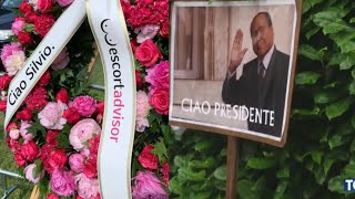 Silvio Berlusconi, Rimossa la corona di fiori di Escort Advisor recapitata a Villa San Martino