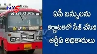 AP RTA Officers Vs Karnataka RTA Officers | Buses Seized In Both States | TV5 News