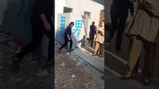 这明明是男厕所，为什么还要一个劲往进走！