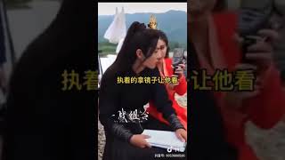 溫情伸手:幫你拔掉， GG不拔， 溫情執意拿出鏡子給GG，想靠著GG的臉一起照鏡子， GG嫌棄鏡子髒，（沒讓溫情更靠近） 起身溫情跟進，想拉GG的手。GG拿劇本的手快速舉高，溫情又沒得逞。 GG快步離