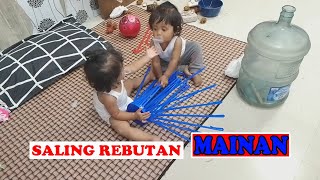 Si Kembar Saling Rebutan Mainan