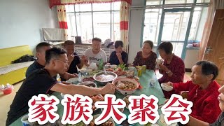 东北家庭聚会就是热闹，二舅炖一大桌子肉菜，四代同堂其乐融融