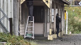 【廃止決定で最後の秋 留萌本線 峠下駅】秘境駅の駅舎をメンテナンスする作業員