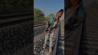 एक फौजी ने एक व्यक्ति को ट्रेन कि पटरी पर से बचाया 🥺🚝 ||motivation||#short #youtuebshort #viral ||