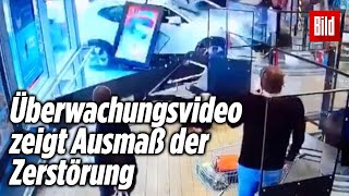 Auto rast frontal in Discounter – mehrere Verletzte