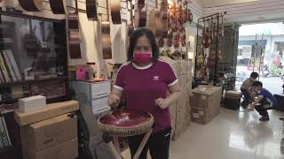 客人試打空靈鼓 凱旋樂器 草屯門市Customer tries out the air drum Kaixuan Musical Instrument Nantou Chaotun Gate City